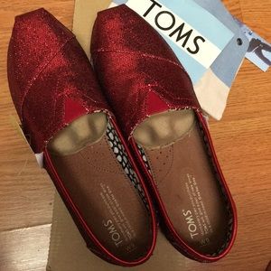 Toms Classic Red Glitter Women’s loafer size 9 NWT